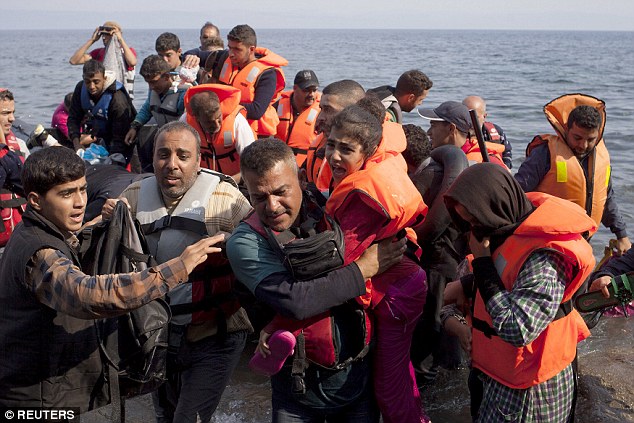 Syrian refugees piling onto Greek ships